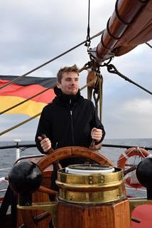Martin Gronemann at the wheel of the Thor Heyerdahl (Image: FAU/Regine Oyntzen)