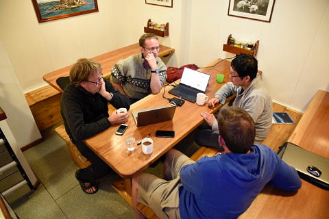 Discussing science projects in the dining room. (Image: FAU/Regine Oyntzen)