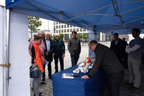 Sharing knowledge with visitors to the open ship day. (Image: FAU/Regine Oyntzen)