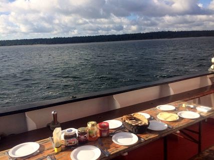 Sunday breakfast with a view of Gotland. (Image: FAU/Susanne Langer)