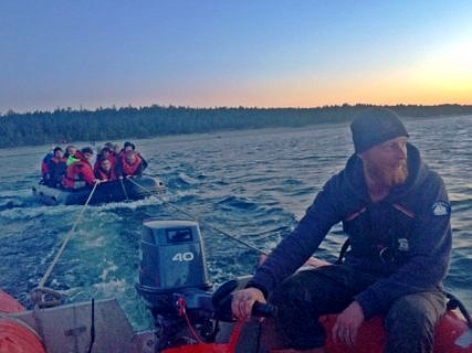 The safe landing was celebrated with a bonfire in the evening. (Image: FAU/Susanne Langer)